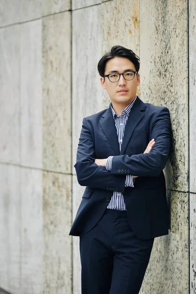 Portrét Asijského Podnikatele Skládající Zbraně Opírající Zeď Budovy Když Stojí — Stock fotografie