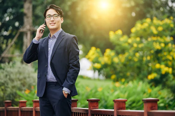 Retrato Empresario Confiado Sonriente Traje Pie Parque Ciudad Día Soleado — Foto de Stock