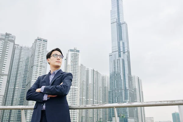 Komoly Magabiztos Vállalkozó Összecsukható Karok Amikor Szabadban Áll Felhőkarcolók Háttérben — Stock Fotó