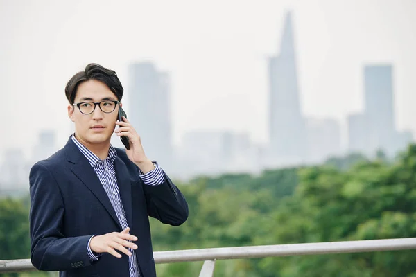 Portrait Successful Entrepreneur Glasses Discussing Important Issues Business Partner Standing — Stock Photo, Image