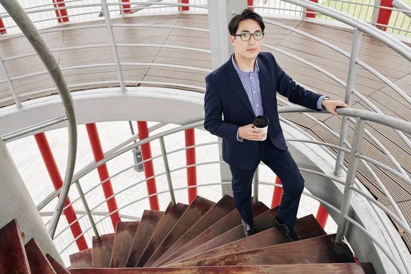 Bonito Jovem Empresário Asiático Com Xícara Café Escadas Prédio Escritórios — Fotografia de Stock