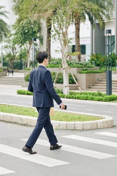 Empresario Traje Llevando Paquete Papel Con Almuerzo Cruce Carretera —  Fotos de Stock