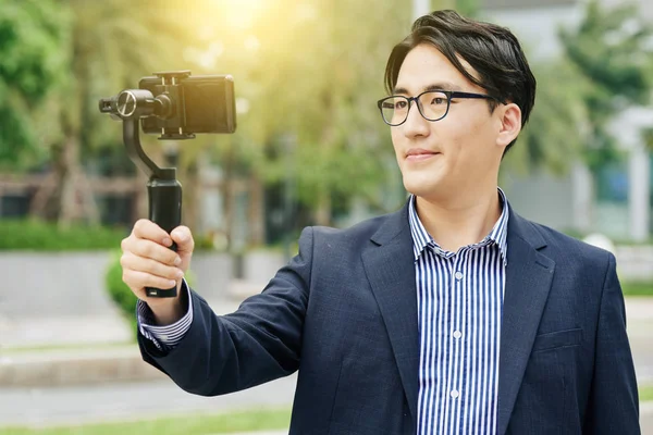 Sorridente Blogger Asiatico Fare Video Smartphone Quando Cammina Strada — Foto Stock