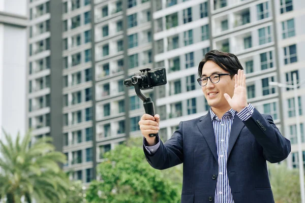 Sorrindo Empresário Asiático Acenando Com Mão Fazer Vídeo Smartphone Para — Fotografia de Stock