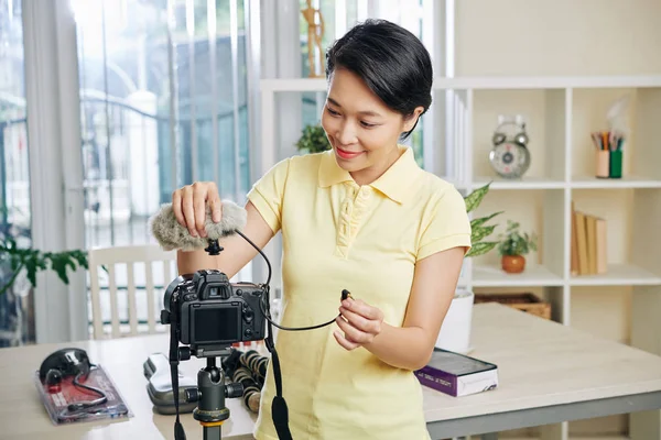 Giovane Donna Vietnamita Sorridente Che Collega Microfono Soffice Copertina Alla — Foto Stock