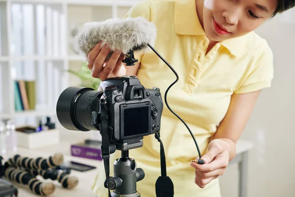 Asian Female Blogger Adjusting Microphone Fluffy Cover Top Digital Camera — Stock Photo, Image