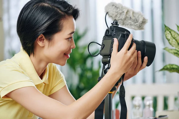 Sorrindo Jovem Olhando Para Tela Sua Câmera Digital Definindo Propriedades — Fotografia de Stock