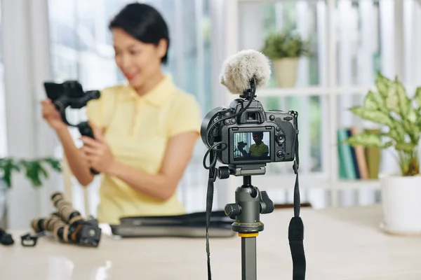 Cámara Digital Filmando Video Bloguera Revisando Equipo Producción Video — Foto de Stock