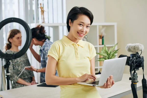 Portrait Smiling Young Asian Woman Using Laptop Control Shooting Make — 스톡 사진