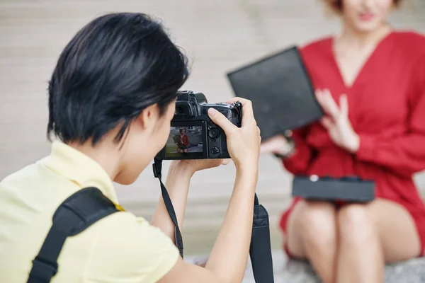 Fotógrafo Disparando Blogger Mujer Mostrando Cuadro Belleza Que Creó Para — Foto de Stock