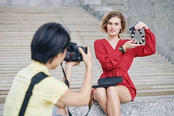 Bella Giovane Donna Abito Rosso Posa Con Elegante Collana Massiccia — Foto Stock