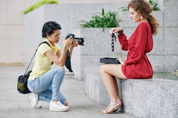 かなり若い女性取る大規模なネックレスアウトのギフトボックスとポーズのために写真 — ストック写真