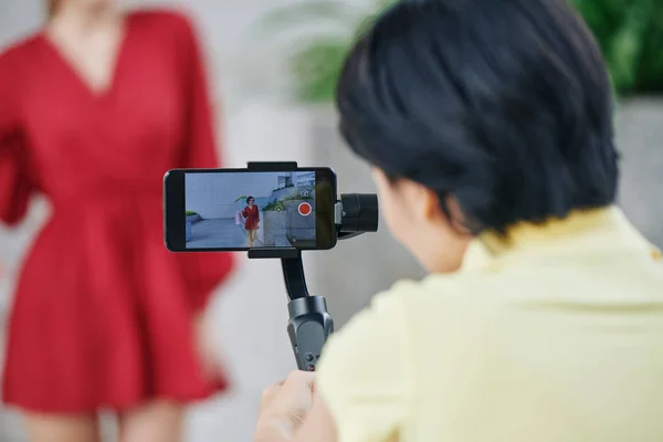 Donna Che Utilizza Smartphone Fare Video Blogger Donne Che Camminano — Foto Stock