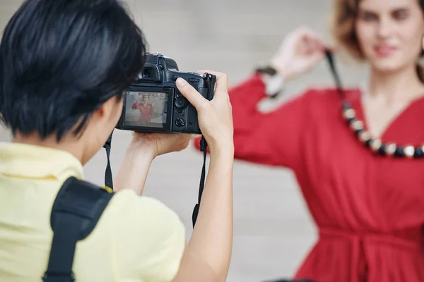 Fotógrafo Feminino Usando Câmera Digital Fotografar Jovem Atraente Com Colar — Fotografia de Stock