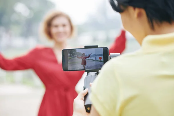 Smartphone Bildschirm Mit Hübscher Bloggerin Die Beim Videodreh Flussufer Tanzt — Stockfoto