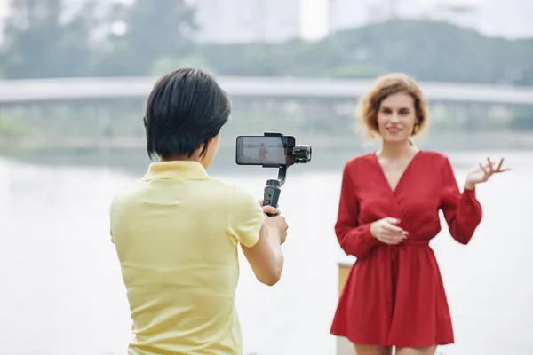 Mulher Usando Smartphone Para Fazer Vídeo Blogueiro Gesticulando Falar Câmera — Fotografia de Stock