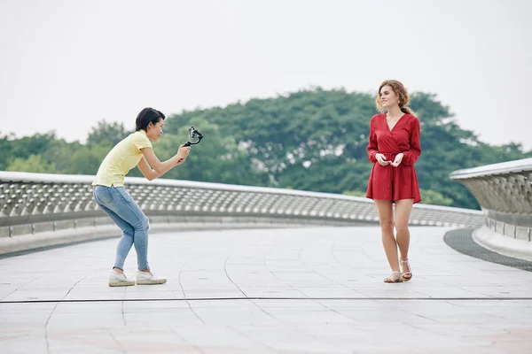 Молодая Вьетнамская Женщина Смартфоном Снимает Разговор Симпатичного Блогера Идет Мосту — стоковое фото