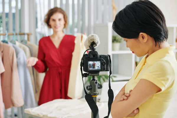 Camerawoman Filmando Video Una Guapa Blogger Haciendo Lookbook Para Sus — Foto de Stock