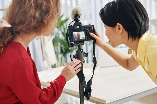 Female Blogger Her Assistant Discussing Video Fashion Haul Screen Digital — Stock Photo, Image