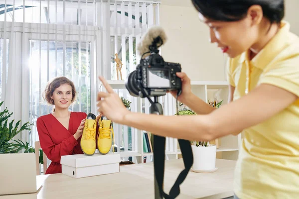 Blogueiro Moda Muito Sorridente Esperando Sinal Sua Camerawoman Para Começar — Fotografia de Stock