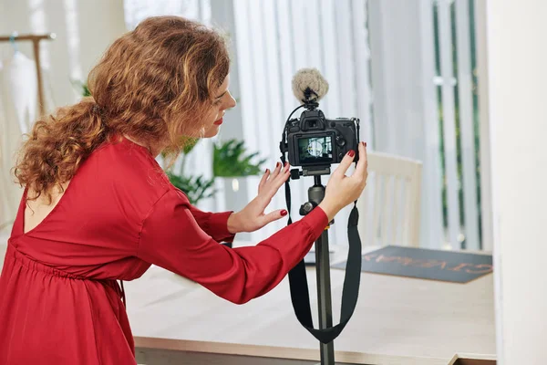 Jovem Blogueira Beleza Vestido Vermelho Instalando Câmera Digital Frente Sua — Fotografia de Stock