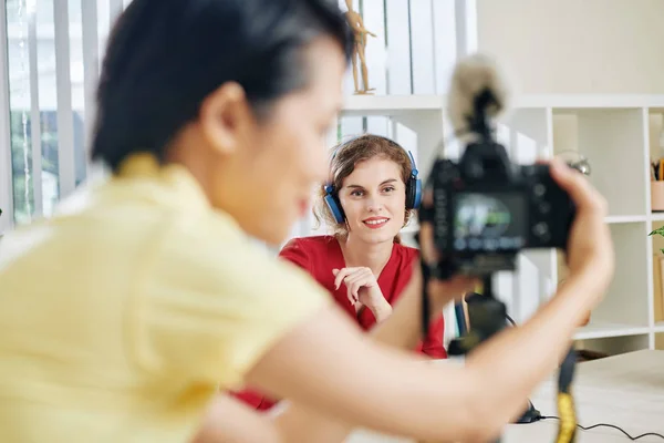 Hermosa Joven Sonriente Los Auriculares Grabación Vídeo Educativo Oficina Con —  Fotos de Stock