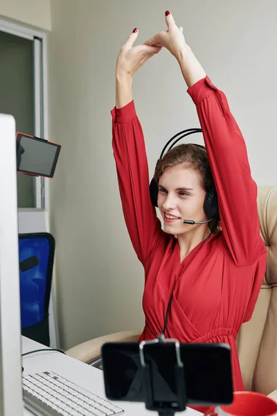 Leende Glad Ung Kvinna Stretching Efter Redigering Video För Hennes — Stockfoto