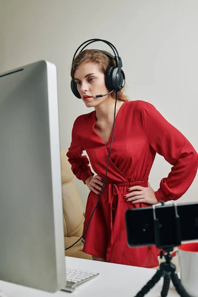 Mulher Bonita Indigna Vestido Vermelho Fones Ouvido Com Microfone Assistindo — Fotografia de Stock