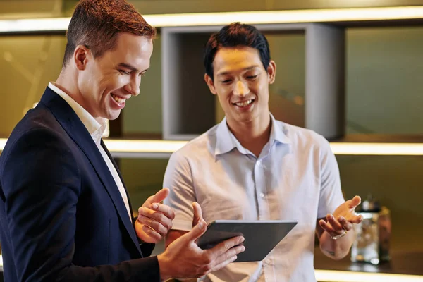 Alegre Amigable Compañeros Trabajo Discutiendo Nueva Aplicación Móvil Ordenador Tableta — Foto de Stock