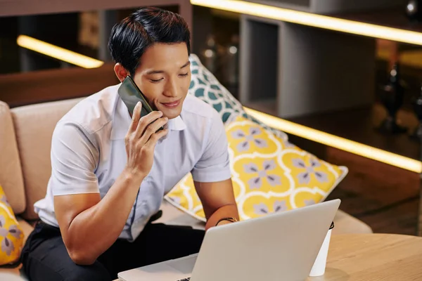 Jovem Sorridente Asiático Empresário Chamando Pelo Telefone Ler Documento Online — Fotografia de Stock