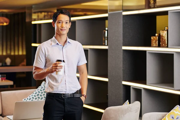 Retrato Joven Hombre Negocios Sonriente Guapo Pie Cafetería Con Una —  Fotos de Stock