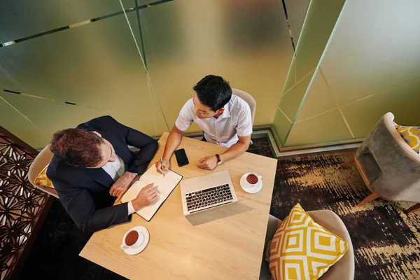 Geschäftsleute Machen Sich Notizen Planer Wenn Sie Sich Café Treffen — Stockfoto