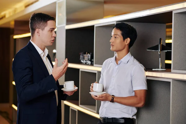 Seriösa Affärsmän Med Koppar Kaffe Diskuterar Viktiga Frågor Loungen Kort — Stockfoto
