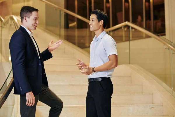 Junge Positive Geschäftsleute Stehen Auf Der Treppe Und Sprechen Über — Stockfoto