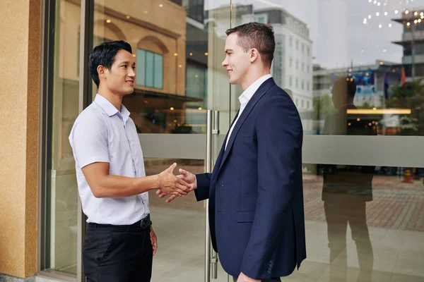 Gente Negocios Multiétnicos Positivos Pie Las Puertas Vidrio Del Edificio — Foto de Stock