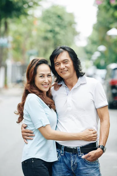 Gelukkig Volwassen Paar Liefde Knuffelen Straat Kijken Naar Camera — Stockfoto