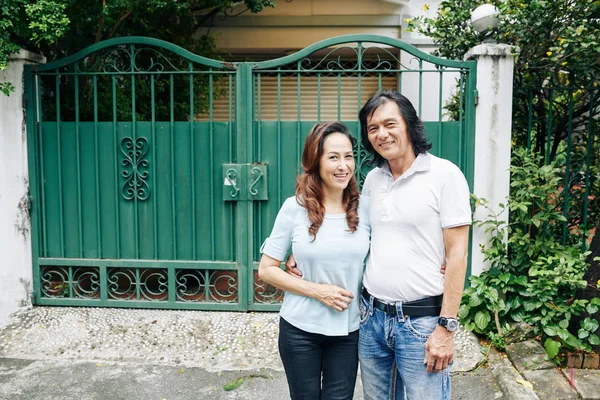 Vrolijk Volwassen Vietnamees Paar Staan Bij Poorten Van Hun Huis — Stockfoto