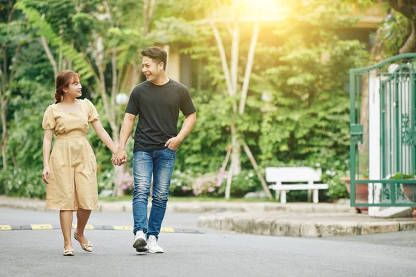 Glada Unga Vietnamesiska Par Hålla Händer Och Titta Varandra När — Stockfoto