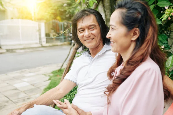 Sorrindo Homem Vietnamita Meia Idade Olhando Para Sua Esposa Com — Fotografia de Stock