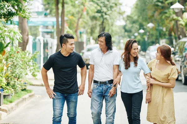 Glada Mogna Asiatiska Par Och Deras Vuxna Barn Promenader Gatan — Stockfoto