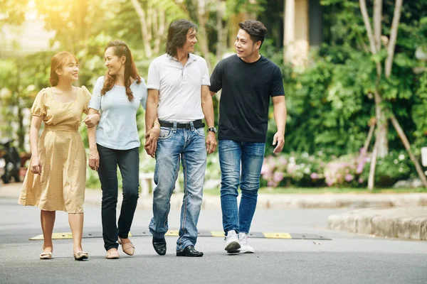 Glada Vietnamesiska Medelålders Föräldrar Och Vuxna Barn Som Går Gatan — Stockfoto