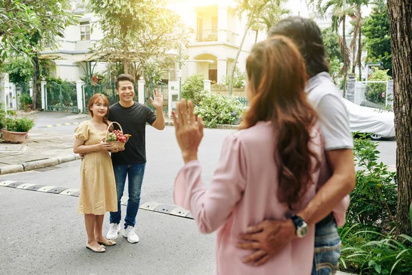 Gelukkig Knappe Jonge Vietnamese Man Zijn Vrouw Bezoeken Ouders Brengen — Stockfoto