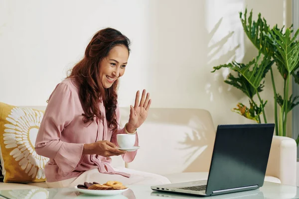 Positiva Donna Vietnamita Mezza Età Che Beve Quando Video Chiama — Foto Stock