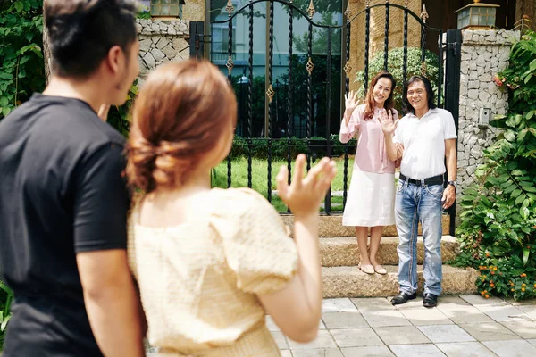 Gelukkig Volwassen Vietnamees Paar Ontmoeten Hun Volwassen Kinderen Bij Ingang — Stockfoto