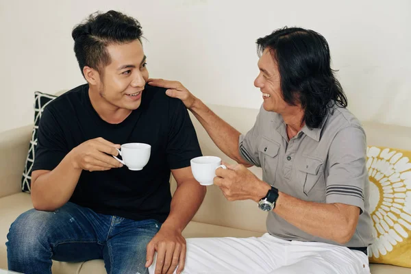 快乐的父子俩一起喝咖啡 讨论新闻 计划和闲聊 — 图库照片