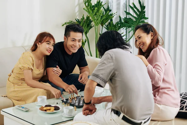 Glada Unga Vietnamesiska Par Spelar Schack Med Föräldrar När Tillbringar — Stockfoto