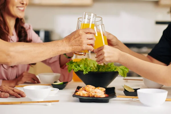 Immagine Ravvicinata Bicchieri Famiglia Succo Arancia Sul Tavolo Pranzo — Foto Stock