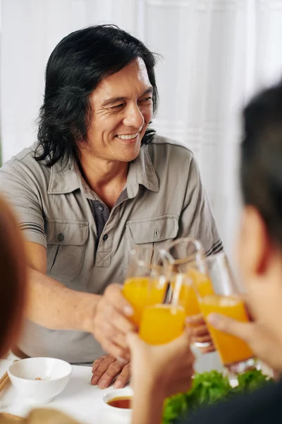 Medelålders Man Skålar Med Glas Juice Med Familjemedlemmar Middag — Stockfoto
