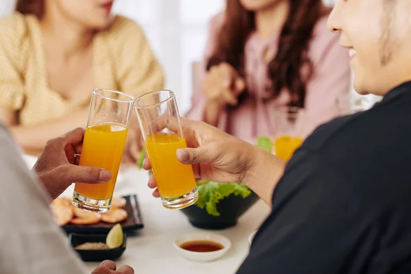 Immagine Ritagliata Ospiti Sorridenti Che Tintinnano Bicchieri Succo Frutta Cena — Foto Stock