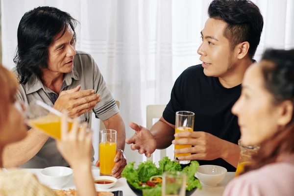 Allvarlig Vietnamesisk Far Och Vuxen Son Pratar Familjemiddag Hemma — Stockfoto